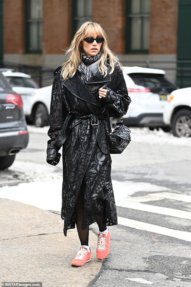 33-godišnja glumica zamotala se toplo u izvezenom kožnom kaputu i kršćanskom Dior šal