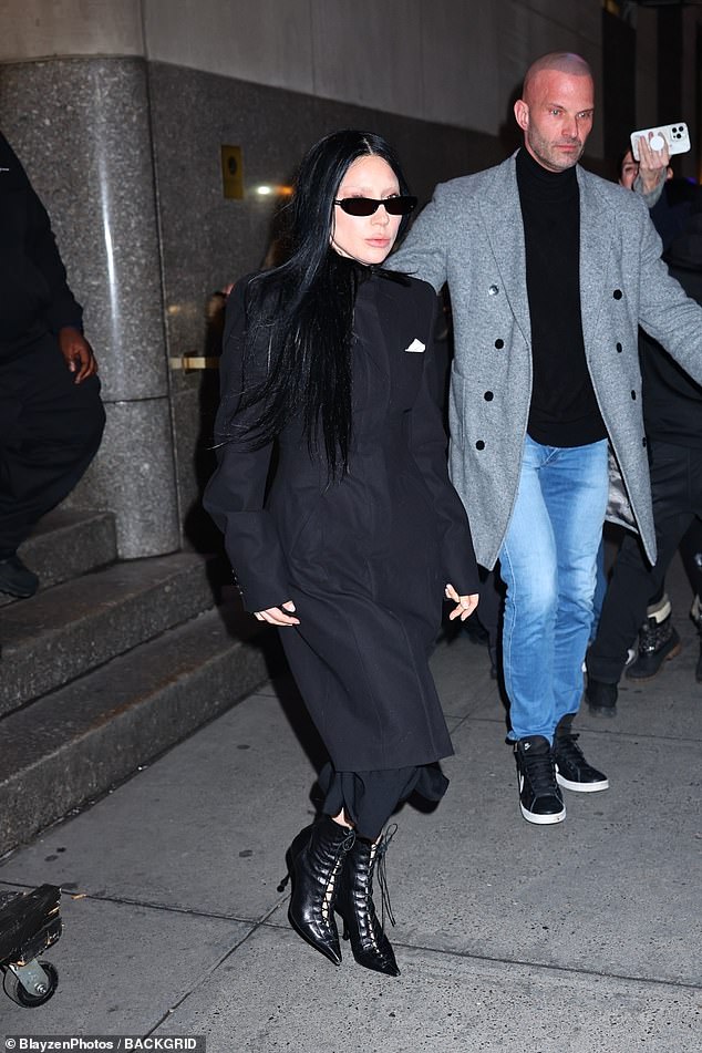 Popodne je provela uvježbavajući u Radio City Music Hall, gdje će Miley Cyrus i ostali izvođači A-liste također stupiti na pozornicu u petak navečer