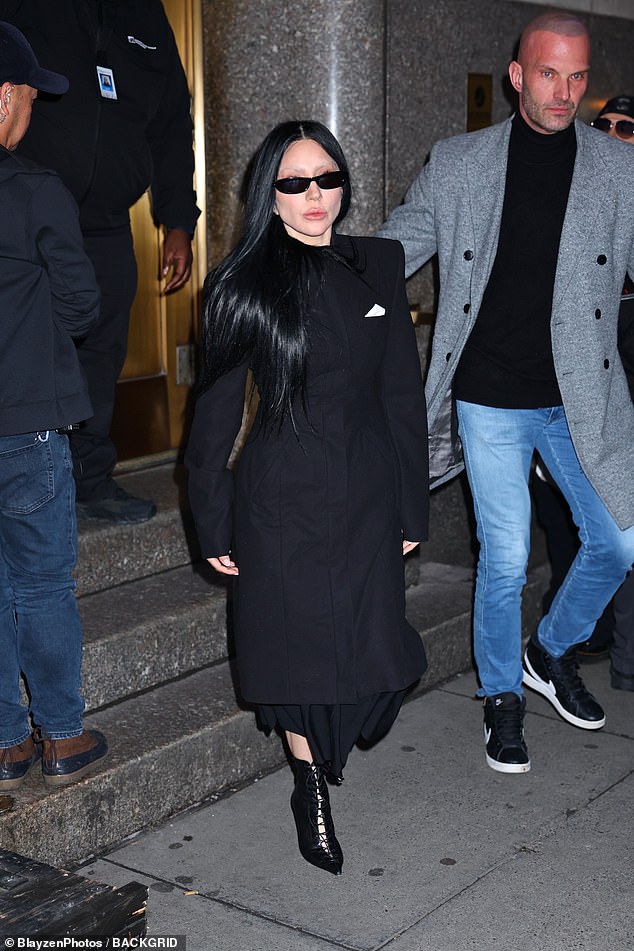 Također u četvrtak, dobitnik nagrade Grammy viđen je kako odlazi na probe za nadolazeći SNL50: Koncert za povratak u New York City