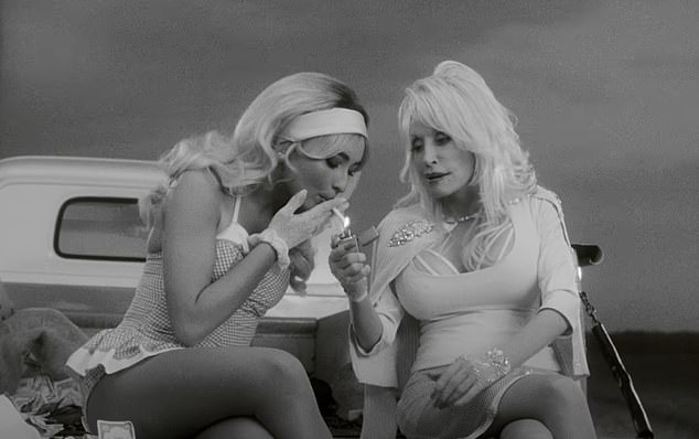 U drugom prizoru dvojac sjedi u stražnjem dijelu kamiona, a Parton pomaže laganoj Carpenterovoj cigaretu