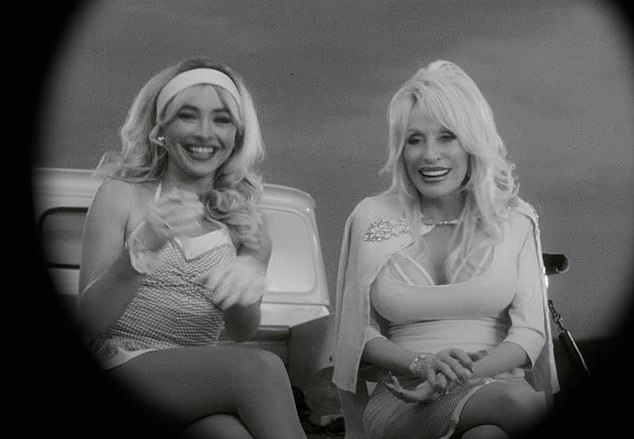 Dvojac slavi dok se pjesma završava s Carpenterovim bivšim bivši čuli vrišteći i lupajući u pozadini