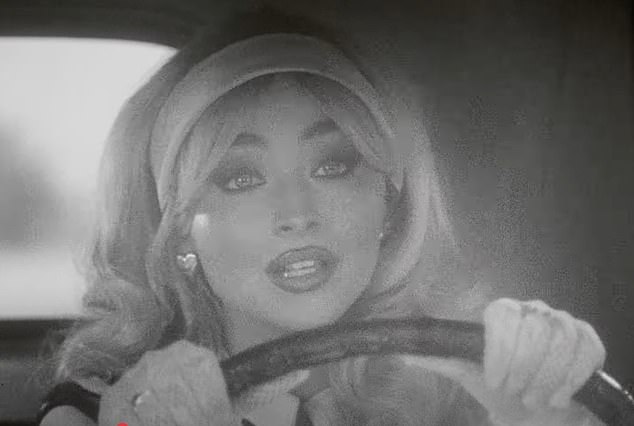 Carpenter stijene plavokose plavokose kovrče i friverte čipkaste rukavice dok sjede za volanom dok Jolene Hitmaker pjeva na suvozačevom sjedalu