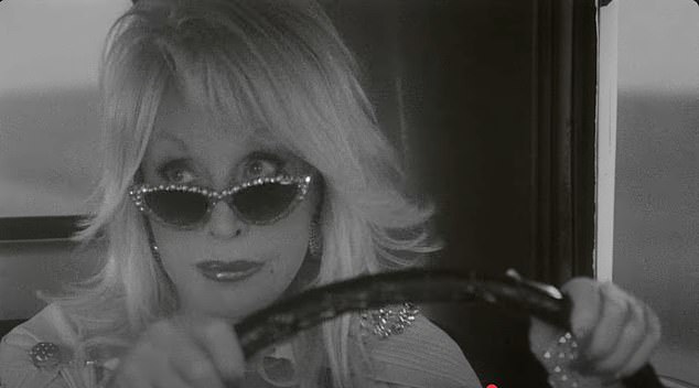 Parton, koji preuzima vožnju dužnosti, obloži ga i plavokose ljepotice mogu izbjeći hvatanje