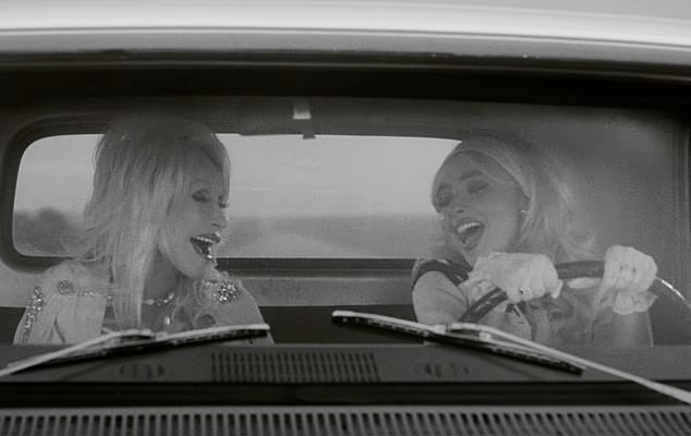 A preko trominutni videozapis vidi pjevačicu Espressa, 25, zvijezde uz legendu zemlje, 79, dok djeluju na Thelma & Louise inspiriranu zavjeru