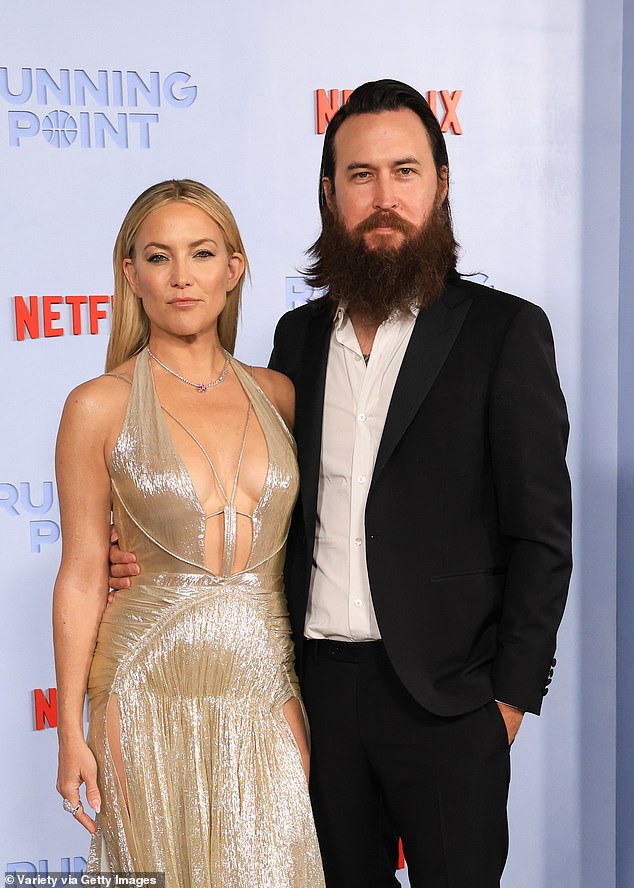 U međuvremenu, Danny je izgledao dapper u crnom dvodijelnom odijelu koje su složili preko hrskave bijele košulje