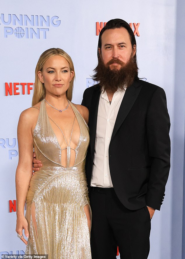 Nosila je svoj potpis dugu plavu kosu u središnjem dijelu i glačala ravno, s prednjim komadima uredno narezana iza ušiju