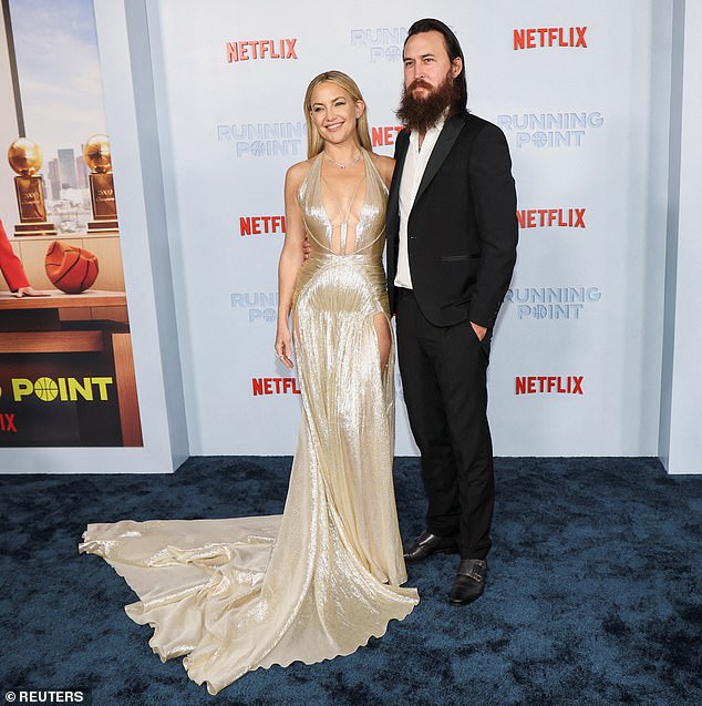 Plavokosa ljepotica također je stavila na zaslon dok je pozirala u svoju prekrasnu haljinu, na kojoj je imao prorez na bedro i vlak dugačak metar