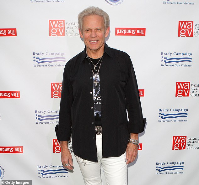 Ikonični glazbenik, 77, svirao je hit benda Tequila Sunrise na krstarenju Rock Legends kad je naglo prestao trzati i zagledao se u Offstage - na slici 2016