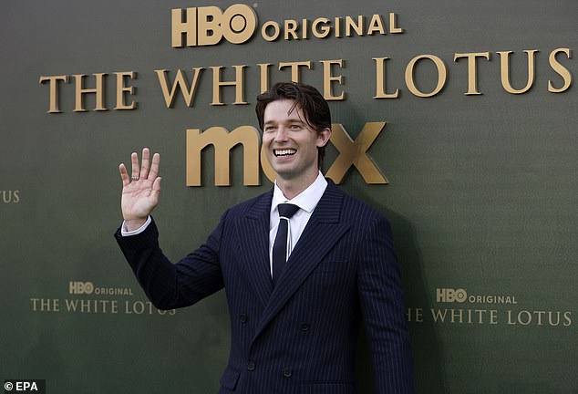 Patrick (31) nosio je čisto izrezano odijelo za događaj, koji se sastojao od mornarsko plavog pljuska i odgovarajućih hlača