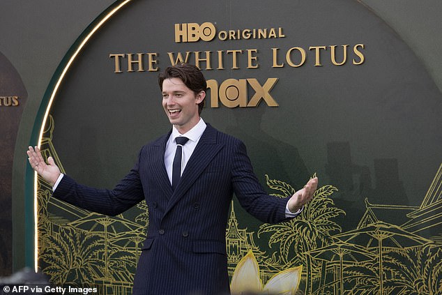 Slojio je bijelu košulju ispod dvostruke jakne i pristupio koordinacijskoj kravatu