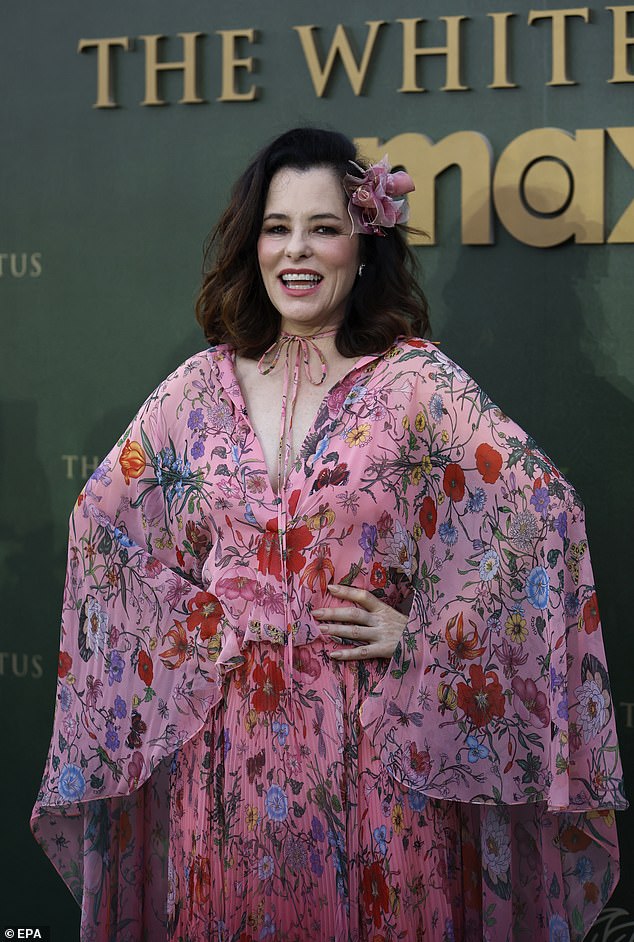 Parker Posey, koji također glumi u nadolazećoj seriji, istaknuo se u haljini cvjetne printe