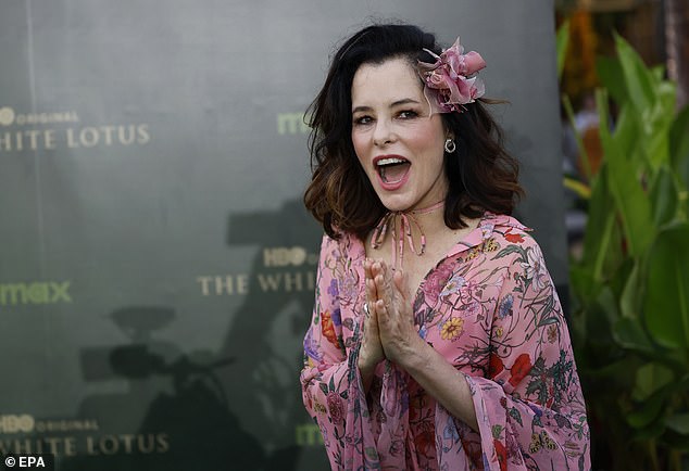 Pristupila se cvijetu u kosi