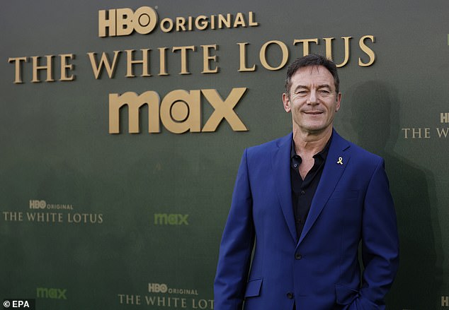 Pohađajući premijeru Jason je nosio plavo odijelo s crnom košuljom