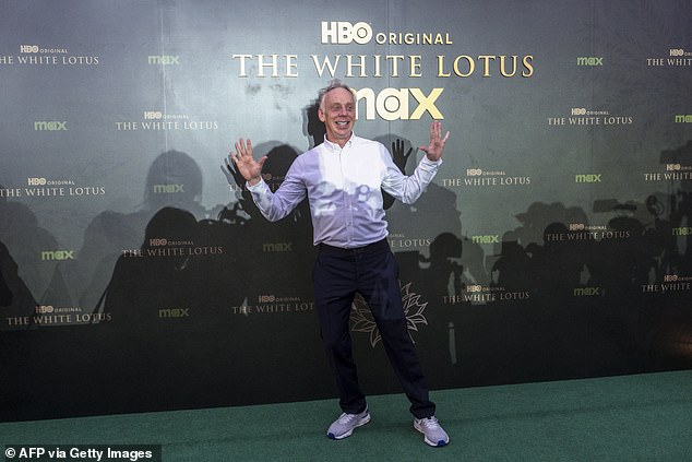 Nosio je bijelu košulju s pametnim hlačama i par trenera