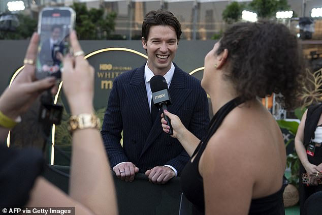 Patrick je viđen kako razgovara s tiskom na crvenom tepihu