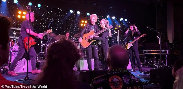 Pojavljujući se nestabilno na nogama, član posade pojurio je i gurnuo Feldera dok je pokušavao govoriti u mikrofon. Vidno ljuljajući se, brzo su ga pratili izvan pozornice sa svojim kolegama dok je publika vikala podršku