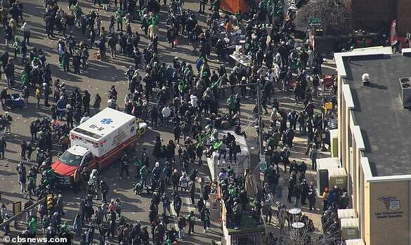 Dužnosnici u gradu bratske ljubavi rekli su da je dvije žene, obje u 20 -ima, u nogama u blizini parade upucala nepoznati muškarac