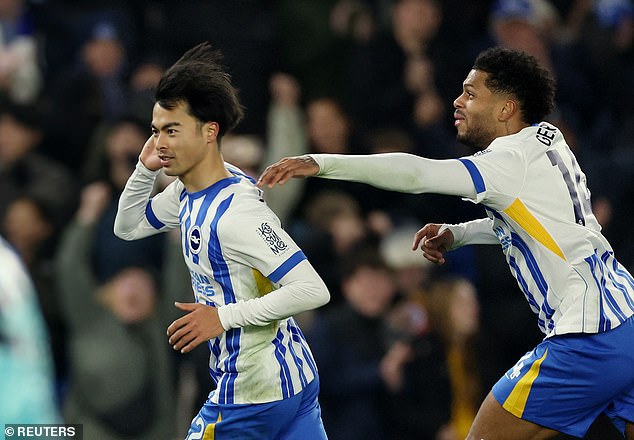 Kaoru Mitoma otvorio je bodovanje za domaću stranu čudesnim udarcem kako bi upalio Amex