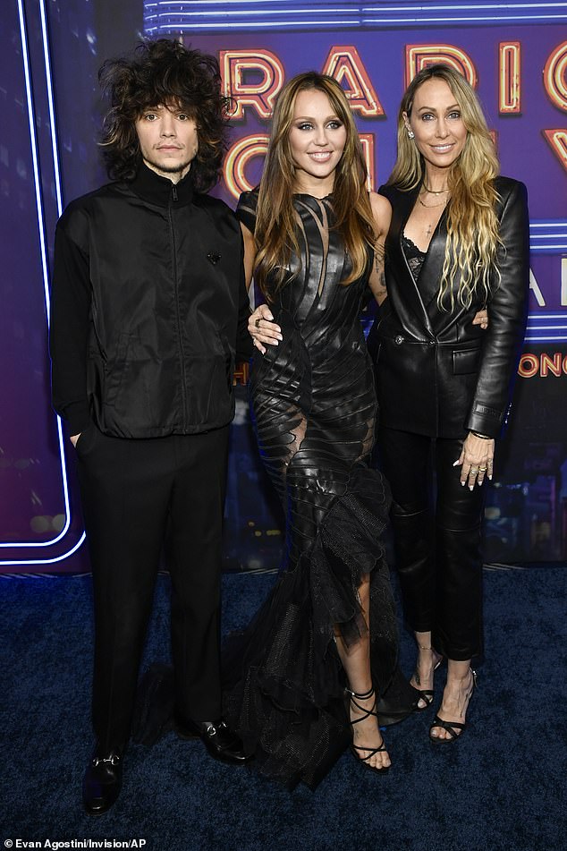 Pridružili su joj se dečko, Maxx Morando i majka Tish Cyrus, koji su bili među njenim pristašama koji su prisustvovali tročasovnom showu, u čast 50. godine u subotu Night Live-u, Jimmy Fallon