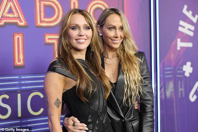 'Miley se osjećala preplavljeno obiteljskom dramom. Naporno je radila kako bi se uklonila. Neće se opet uključiti ', rekao je izvor ljudima