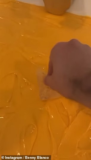 Kuga nachosa postavila je kadu da se Selena umoči u namaz