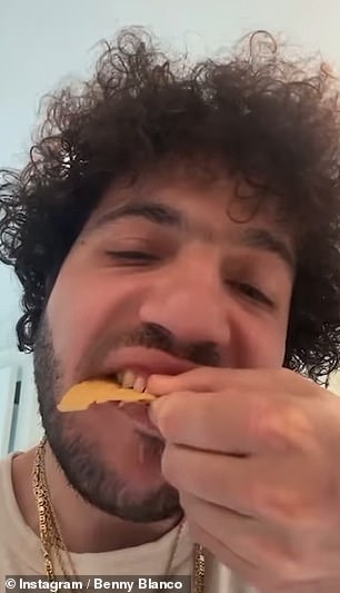 U videu koji je objavio na Instagramu, Benny je pomogao i do grickalica