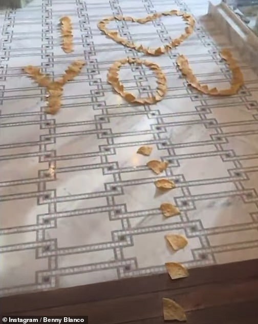 Umjesto ruža latice, upotrijebio je trag nachosa da bi je odveo u kupaonicu gdje su bili uređeni čips da bi se pročitao: 'Ja (srce) ti'