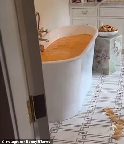 Zatim, vjerojatno kako bi se začinio s nachosima, Selena bi se suočila s pogledom na kadu napunjenu sirnim udjelom sira