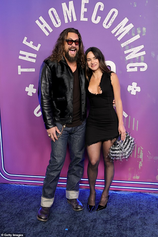 U međuvremenu, Adria je probudila malu crnu haljinu s nisko izrezanom rubom koja je istaknula njezino cijepanje