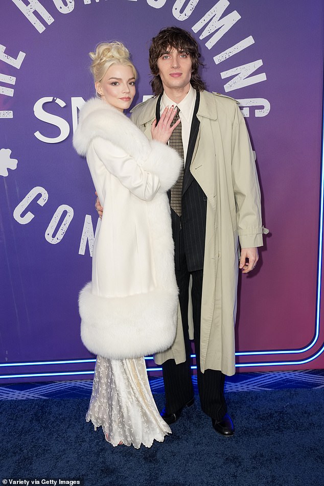 Za izlet, Anya je pridružio njezin suprug Malcolm i oni su za kamere stavili vrlo voljeni prikaz