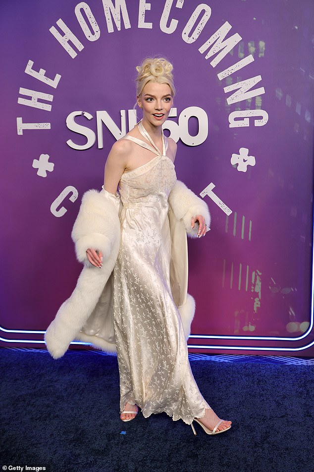 Dodajući centimetre njezinoj status figuri, Anya je skliznula u par visokih srebrnih potpetica