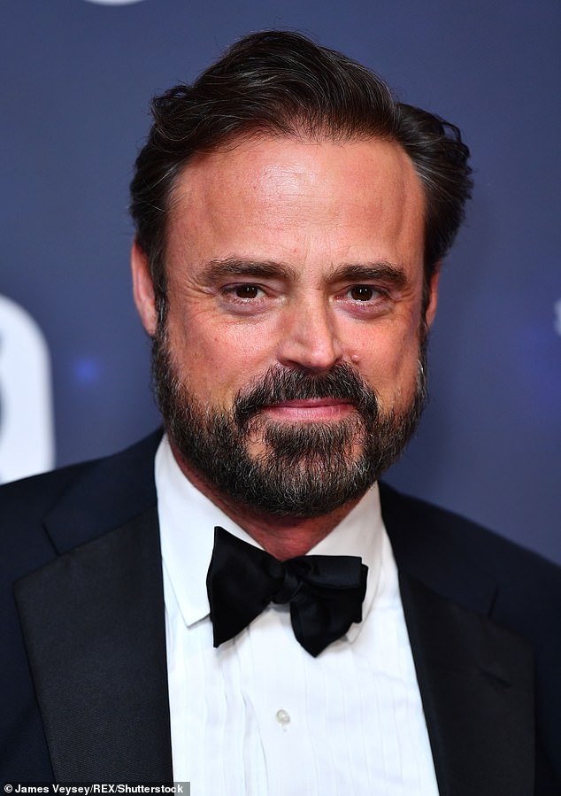 Posjetio je GP koji ga je brzo uputio na stručnjaka u ulici Harley, kojeg je išao sama dok se njegova obitelj spakirala na japanski odmor