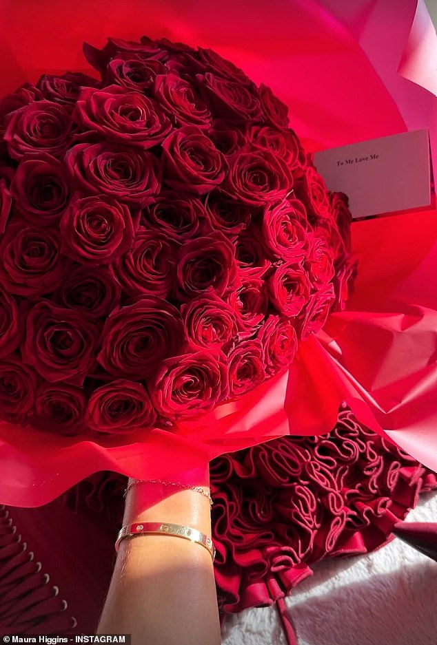 Maura je također podijelila snimku ogromnog buketa crvenih ruža s karticom koja je glasila: 