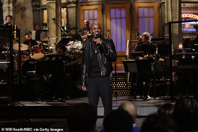 To nije prvi put kad je SNL intervenirao u Chappelleovom materijalu; Još 2022. godine, Lorne Michaels izbacio je šalu sa svog seta