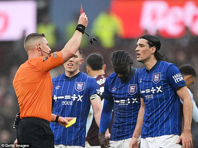 Ipswich je preživio više od pol s 10 muškaraca nakon što je Axel Tuanzebe prikazan crveni karton