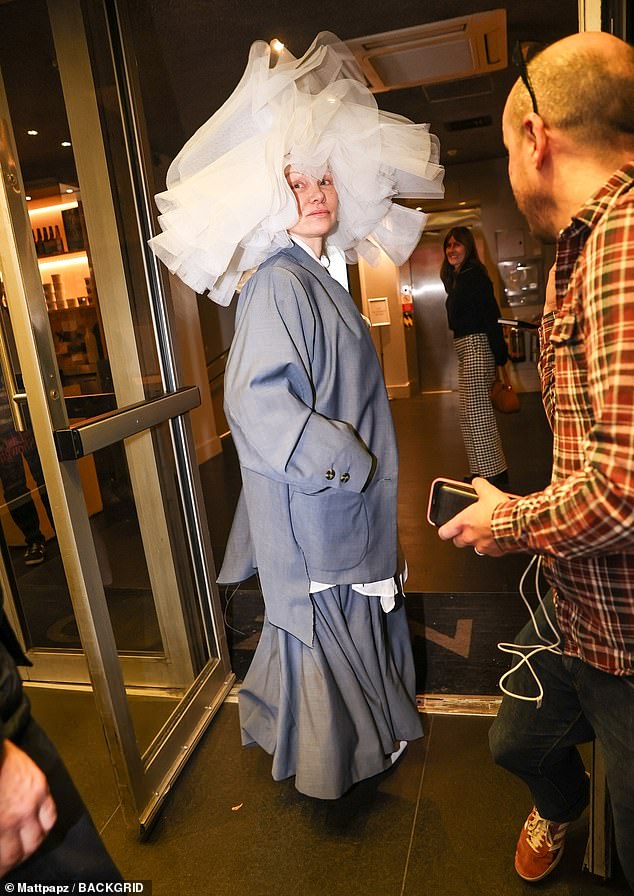 Pamela je dovršila svoju čudnu odjeću s bijelom košuljom i parom stiletto potpetica, odlučivši se za besplatno šminkanje