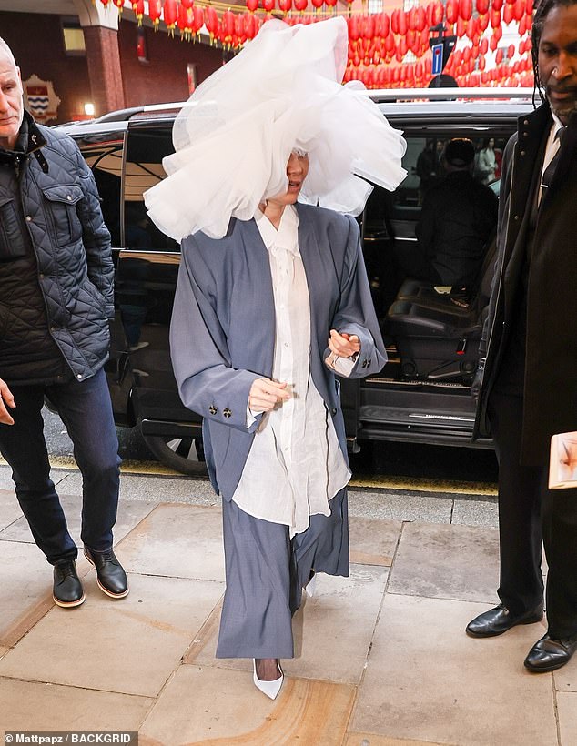 Stigavši ​​u Curzon u Soho, udružila je svoj izgled s prevelikim sivim blejzerom i odgovarajućim suknjom A-Line