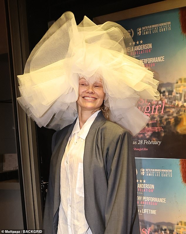 Model, 57, koji trenutno promovira svoj novi film, nosio je nevjerojatan komad tila Andreas Konanthaler za Vivienne Westwood za taj događaj