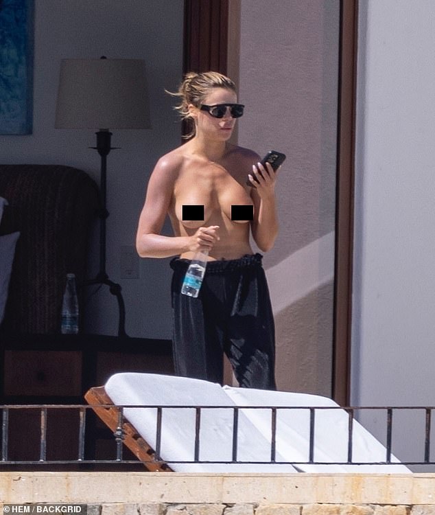 Kad bi ona i njezini prijatelji položili na sunce, povremeno bi ustala da popiju još jedno piće, hodajući bosonogom po odmaralištu