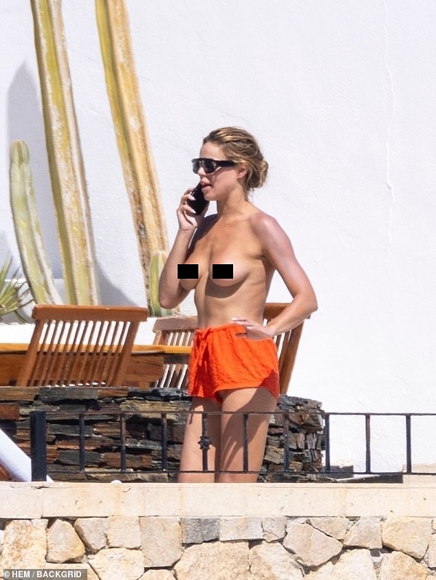 U međuvremenu, njezin i off dečko nije im se pridružio na putovanju, jer je ranije rekao da se mora pojaviti i plesati na DWTS-u na Valentinovo