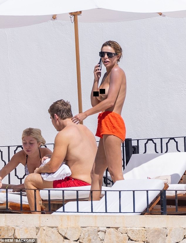 Kako bi izbjegao preplanule linije, model joj je skinuo vrh i kasnije je viđen kako pozira za fotografije dok je njezina prijateljica puknula