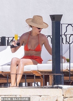 Međutim, u prosincu je rečeno da se vratio zajedno