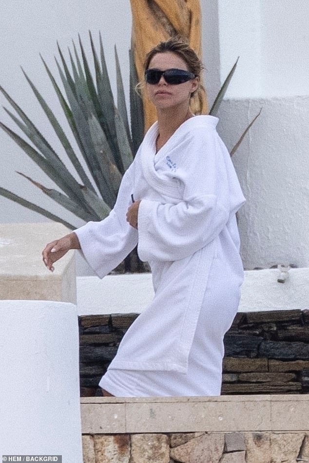 Kasnije su se Nader i njezini prijatelji promijenili, odlučivši se zakupiti u ogrtačima, a manekenka joj je u jednom trenutku skinula sunčane naočale