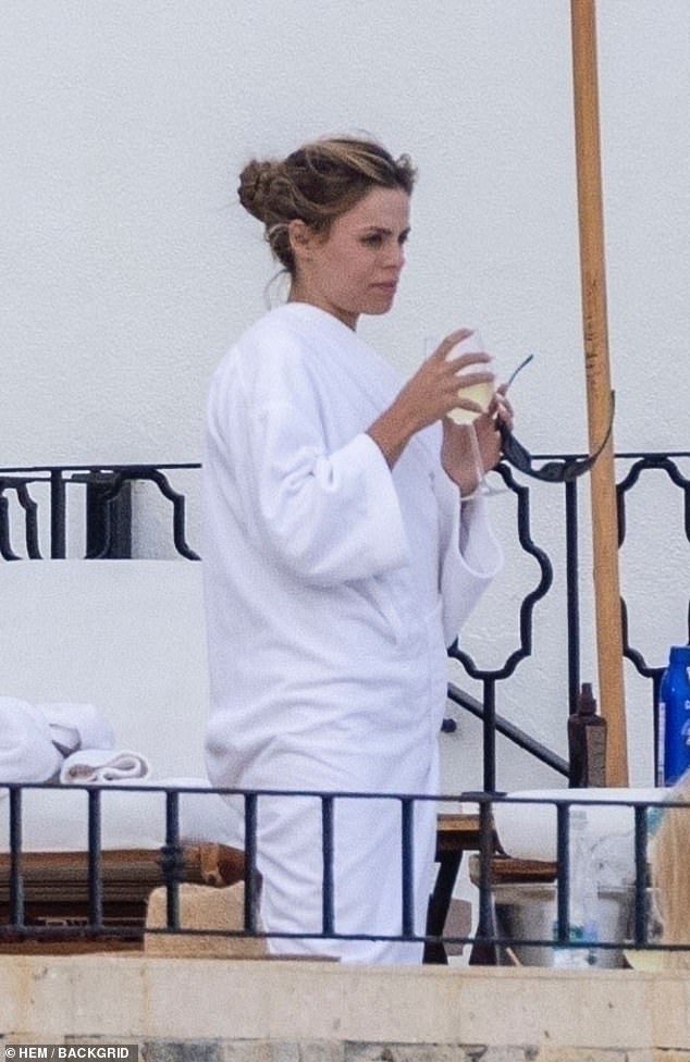 Pjevala je pića tijekom sunčanog bijega