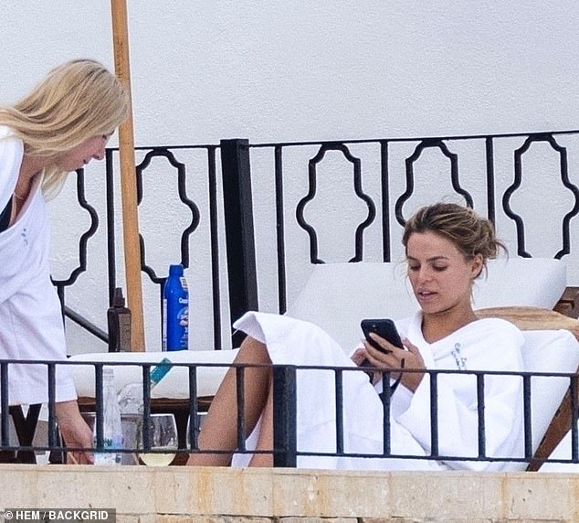 Ljepota se naslonila na ležaljku i slala se na njezin telefon