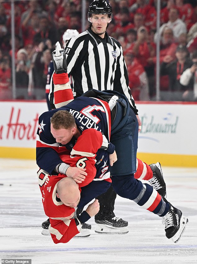Brady Tkachuk i Sam Bennett se međusobno bore na zemlju dok je izbio kaos