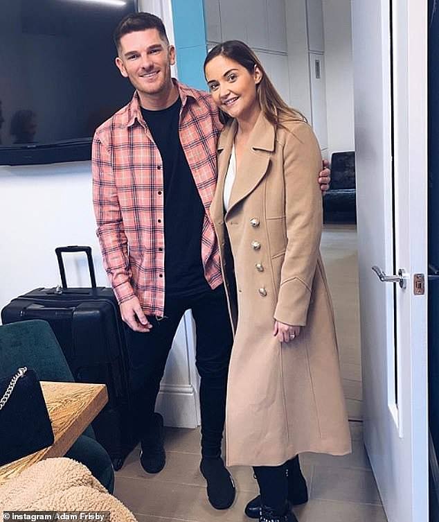 Kaže se da je Star EastEnders (32) razmišljala o tužbi modnog prodavača dok progoni desetine tisuća kilograma koje su joj navodno dugovale usred potencijalne uprave stila (na slici s osnivačem stila Adam Frisby)