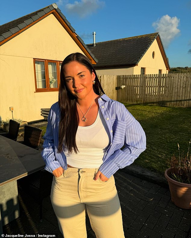 Jacqueline duguje desetke tisuća funti, sigurno pet figura, pa savjetuje odvjetnike oko kojih koraka. Ono što je nametljivo je da i dalje prodaju odjeću na mreži, uključujući Jacqueline kolekciju '