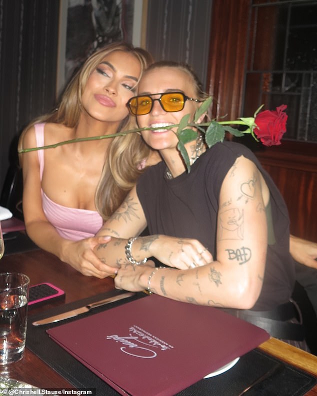 G Flip, Born Georgia Flipo, dodao je ogrlicu od srebrnog lanca i sunčane naočale s avijatorom i držao crvenu ružu u ustima dok je bio u Craig's u West Hollywoodu