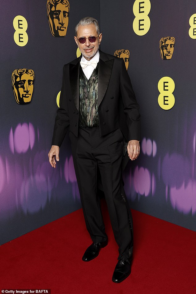 Jeff Goldblum pokazao je svoj stil stila dok se pridružio svojim zlim zvijezdama na crvenom tepihu uoči ceremonije